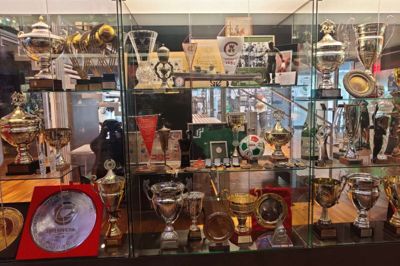 Der er mange trofæer at beundre i Legias klubmuseum. Dette er bare ét af fire-fem montre. Foruden gamle trøjer, vimpler, støvler og andet. Foto: Jørn Just