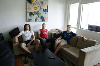 Bofæller og holdkammerater: Blue Fox’ nye sjællandske trio, Jacob Böll (t.v.), Victor Cubars og Magnus Carlsen deler huslejen og venskabet i en lejlighed centralt i Hernings midtby. Foto: Henrik Ole Jensen