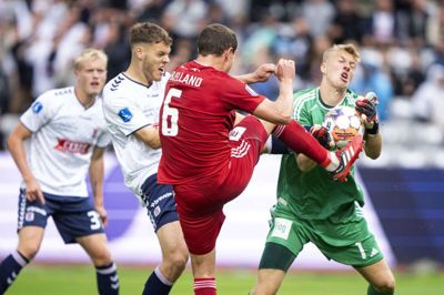 AGF’s Tobias Anker (t.v.), der er fra Gjellerup og har fortid i FC Midtjylland, kæmper om bolden med Lyngbys Andreas Bjelland og målmand Mads Kikkeborg. Søndag er Anker en af flere tidligere FCM’ere, der møder Ulvene på MCH Arena. Foto: Bo Amstrup/Ritzau Scanpix