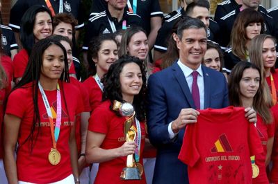 Statsminister Pedro Sánchez har allerede deltaget i hyldesten af landsholdet, som vandt kvinde-VM i august.