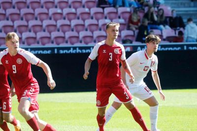 18-årige Mads Nybo (i.m.) blev i sidste sæson dansk U19-mester med FCM. I denne sæson suger den herningensiske forsvarer til sig i CD Mafra sammen med blandt andre Gustav Fraulo og Valdemar Byskov. Foto: Chresten Bergh