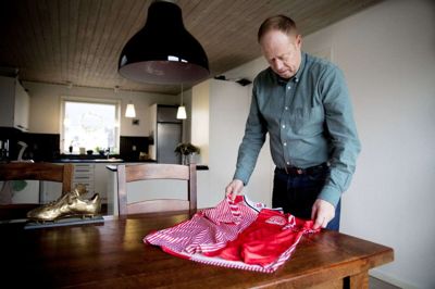 Den tidligere fodboldspiller Ejner Rahbek, der har fortid i Brande IF og Ikast FS, nåede i 1980’erne 10 A-landskampe for Danmark. Den nu 65-årige brandit er en af de forhenværende landsholdsspillere, der i aften hyldes i Parken, hvor Danmark møder San Marino i EM-kvalikationen. Foto: Jakob Stigsen Andersen
