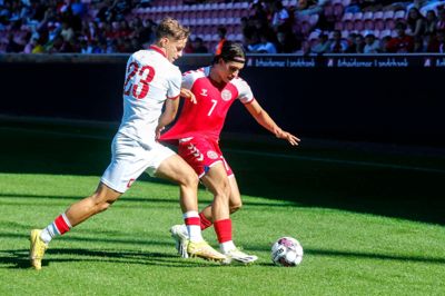 Kantspilleren Noah Sahsah fra FC København forsøger at udfordre én-mod-én.