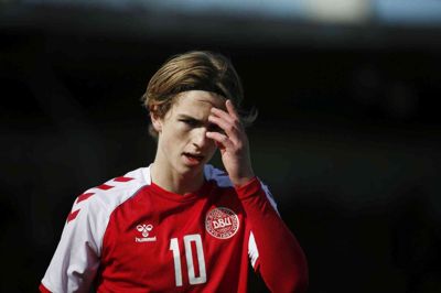 Valdemar Byskov Andreasen viste selv god boldkontrol og indgik i flere lovende danske aktioner. Men det nye danske U19-landshold tabte 1-2 til Norge. Herningenseren er i denne sæson udlejet til FCM’s portugisiske samarbejdsklub, CD Mafra, men han har kontrakt med FCM frem til 31. december 2027. Foto: Malene Tswai (Arkiv)
