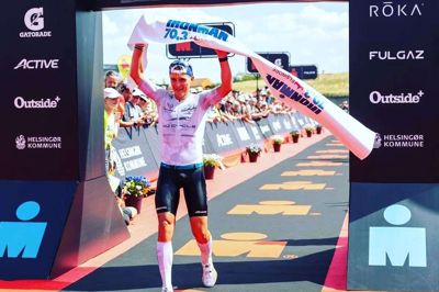 Herning-triatleten Lars Lomholt, der her fejrer en sejr i Helsingør, kan nu kalde sig verdensmester på Ironman-distancen. Han var hurtigst blandt næsten 2000 såkaldt agegroup-atleter. Foto: Privatfoto