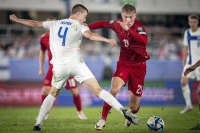 En arbejdsgruppe nedsat af DBU mener, at elitefodbold skal inkludere flere køn end blot mand og kvinde. Her ses landsholdsspiller Rasmus Højlund i EM-kvalifikationskampen mod Finland. (Arkivfoto).