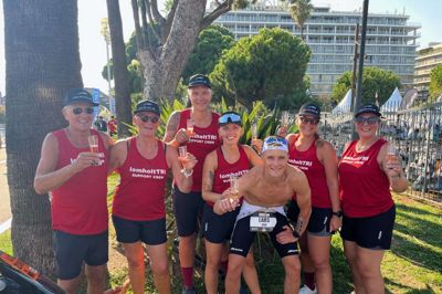 Lars Lomholt (i bar overkrop) fik stor opbakning af kæresten Louise og familie og venner, da han søndag blev verdensmester. Næste år regner han med at indløse professionel licens. Foto: Ironman Denmark