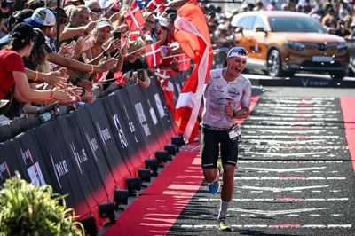 Efter næsten ni timers intens konkurrence kunne Lars Lomholt løbe i mål som verdensmester på ironman-distancen blandt amatørerne. Hans tid var god nok til en placering som nummer 25 i det professionelle felt. Foto: Ironman Denmark