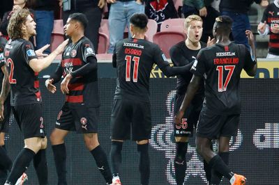 Jubel i FCM-lejren efter det forløsende mål til 2-1. Målscorer Charles Rigon Matos (nummer to fra højre) fejrer selv med Franculino. Foto: Henrik Ole Jensen