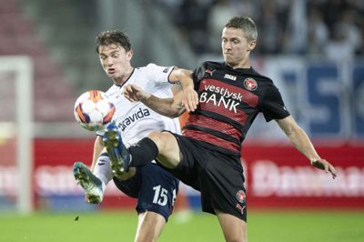 André Rømer (t.h.), der her prikker bolden fra AGF's Magnus Knudsen, har hidtil vist sig fint frem i sin comeback-sæson i FC Midtjylland. Søndag gælder det OB, som midtbanemanden spillede for i 2018. Foto: Bo Amstrup/Ritzau Scanpix
