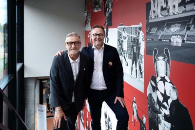Kunstneren Sergei Sviatchenko (t.v.) har i tæt samarbejde med FC Midtjylland og direktør Claus Steinlein skabt et kunstværk, der hylder klubbens historie i en større collage med flere delelementer.
