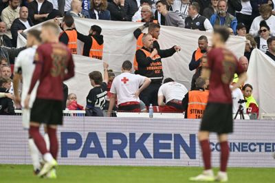 Kampen i Parken blev afbrudt, mens en tilskuer modtog behandling på tribunen. FC København og FC Midtjylland endte med at genoptage kampen og spille kampen til ende.