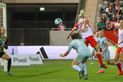 Pernille Harder (i.m.) header bolden i mål til 1-0 for FC Bayern München lige før pausen i mandagens opgør mod FC Köln. Gæsterne havde en anden lokal midtjyde, Sofie Vendelbo Laursen, i startopstillingen.