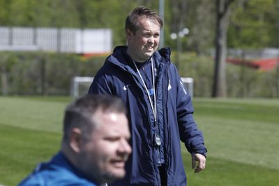 Træner Svend Lund Larsen kunne lørdag glæde sig over en sejr og en førsteplads i Jyllandssserien 1, selvom hans Herning Fremad-mandskab ikke ramte vanligt niveau.