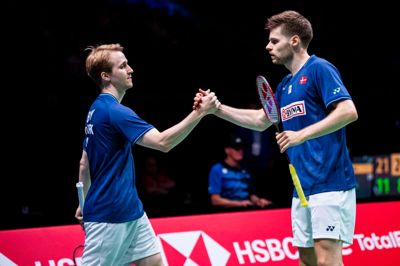 Lasse Mølhede (t.h.) takker sin doublemakker, Jeppe Bay efter sejren over Ivan Rusev og Iliyan Stoynov ved VM i København i august. Det blev parrets sidste sejr sammen.