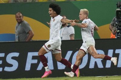 Eduard Bello skabte vild jubel hos de venezuelanske gæster med sin sene scoring mod Brasilien.