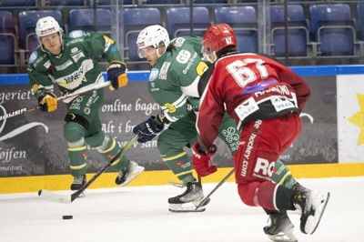 Søren Nielsen (i midten) i aktion for Esbjerg Energy mod Rødovre Mighty Bulls 1. oktober. Det blev hans næstsidste kamp for barndomsklubben.