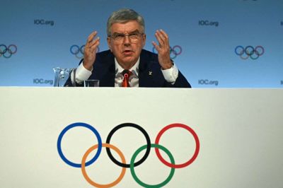 Manglen på sne vil i fremtiden begrænse en del lande i at afholde vinter-OL, siger IOC-præsident Thomas Bach.