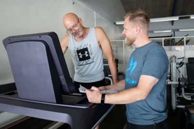 Christian Bo Poulsen (t.h.) er foruden at være fysisk træner i Blue Fox også fysioterapeut med egen klinik, hvor han som personlig træner arbejder med at højne sundheden for klienterne. Foto: Pr-foto