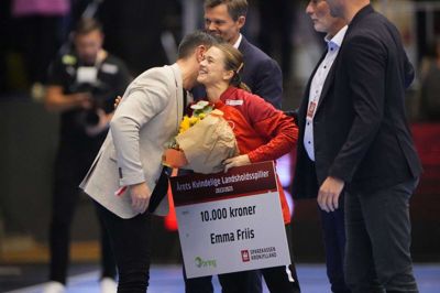 Fløjspilleren Emma Friis blev inden kampen hyldet som årets kvindelige landsholdsspiller.