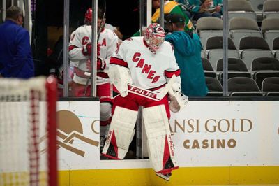 Herningensiske Frederik Andersen måtte forlade isen tidligt i kampen natten til onsdag, da han blev ramt af en puck midt på masken. Foto: Ritzau Scanpix