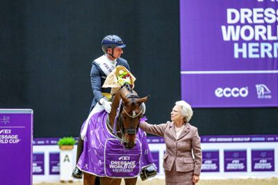 World Cup-stævnets projektor HKH Prinsesse Benedikte overrækker førstepræmien til svenske Patrik Kittel. Foto: World Cup Herning
