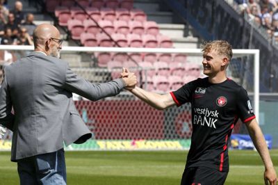Oliver Sørensen (t.h.) får et anerkendende håndtryk fra sportschef Svend Graversen. Det skete, da midtbanemotoren forud for sidste hjemmekamp i sidste sæson blev kåret til »årets fund« i klubben. Foto: Chresten Bergh