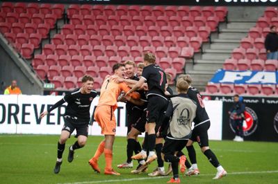 FCM-spillerne jubler i flok efter den dramatiske straffesparkssejr over FC Famalicão. Målmand Christian Rust blev den store helt til sidst. Foto: Chresten Bergh