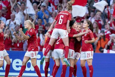 - 20.000 var et rigtig flot tilskuertal mod Brasilien. Det viste, at der er mulighed for, at vi kan gøre det igen, siger DBU's fodbolddirektør, Peter Møller, om kampen i Parken i 2022. (Arkivfoto).