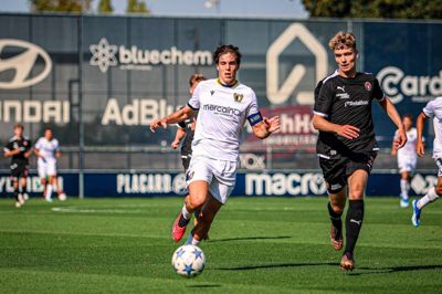 Adam Nygaard Andersen (t.h.) lukker påpasseligt af for Famalicão-anfører Gustavo Sá i denne situation. Begge hold havde dog en del chancer i det livlige opgør. Foto: FC Famalicão på X