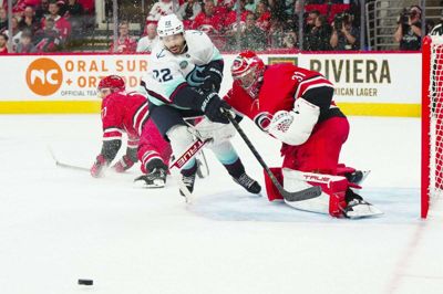 Seattle Kraken-spilleren Oliver Bjorkstrand havde flere aktioner mod Carolina Hurricanes-målmanden Frederik Andersen i NHL.