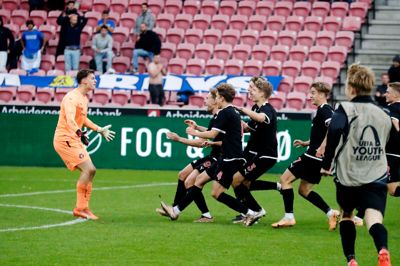 Fuld forløsning på den store scene: Hele holdet kommer spurtende ned mod målmand Christian Rust (t.v.), efter at det sidste straffespark fra Famalicão er strøget forbi.
