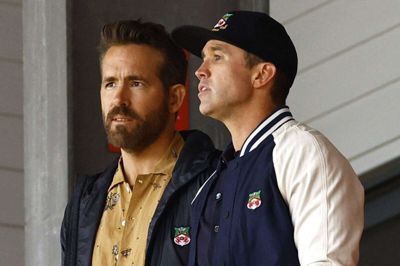 Hollywood-skuespillerne Ryan Reynolds (tv.) og Rob McElhenney (th.) har fået meget omtale som ejere af den walisiske fodboldklub Wrexham. Angiveligt skulle Taylor Swift nu have kastet sin kærlighed på en engelsk klub med danske ejere. (Arkivfoto).