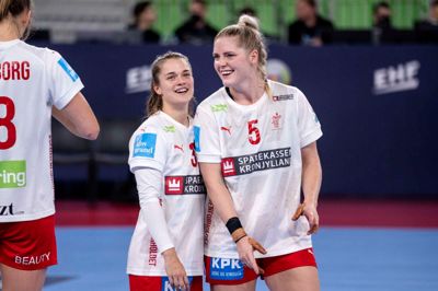 Emma Friis (t.v.) og Sarah Iversen stråler over hele ansigtet efter en sejr over Kroatien ved sidste års EM, hvor de danske kvinder nåede finalen. Nu gælder det VM på hjemmebane.