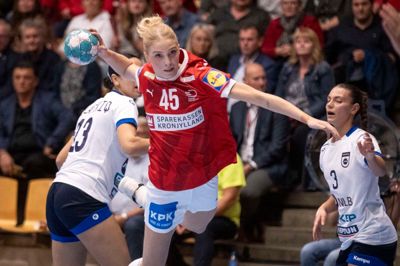 Julie Scaglione bryder igennem Kosovos forsvar og scorer for det danske landshold i en EM-kvalifikationskamp. Nu er stortalentet klar til at angribe de bedste forsvar i verden ved VM i Jyske Bank Boxen.