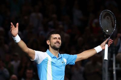 Efter mere end tre timers tennis var det Novak Djokovic, der strakte armene i vejret som sejrherre i semifinalen mod Andrey Rublev.