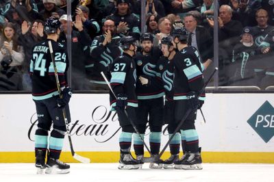 28-årige Oliver Bjorkstrand scorede et mål i første periode af kampen mod San Jose Sharks.