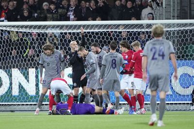 Målmand Martin Fraisl efter det hårde sammenstød.