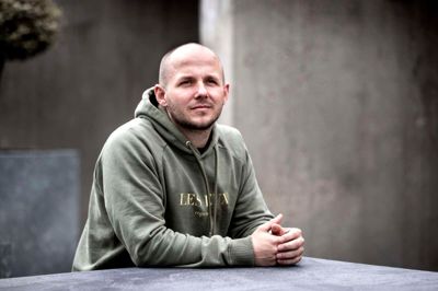 - Jeg glæder mig til at skulle møde Norge i en propfyldt hal. Et VM på hjemmebane fås ikke større for dem, så noget af det, jeg ser allermest frem til, er at være en del af festen, siger Anders Friis, der er landstræner for Grønland.