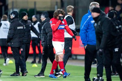 Silkeborg IF's Alexander Lind forlader banen, efter han har fået et rødt kort af dommer Peter Kjærsgaard.