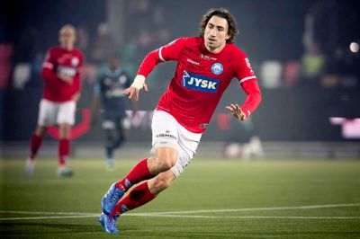 - Jeg vil gerne fremhæve Sverrir Ingi Ingason fra FC Midtjylland, der var ekstrem sød ved mig efter situationen. Alle kunne godt se, at det ikke var min mening. Det er heller ikke sådan en spiller, jeg er, forklarer Alexander Lind om sit sammenstød med Martin Fraisl. Foto: Ole Nielsen