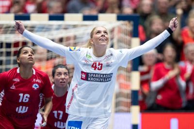 Julie Scaglione jubler over et af sine syv pletskud mod Chile. Den 19-årige storskytte fra Ikast Håndbold viste præcis, hvorfor alle eksperter spår hende en gylden fremtid.