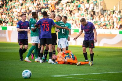 Jonas Lössl går i græsset, efter en tilskuer har smidt et kanonslag på banen i en kamp mod Viborg i juni sidste år.