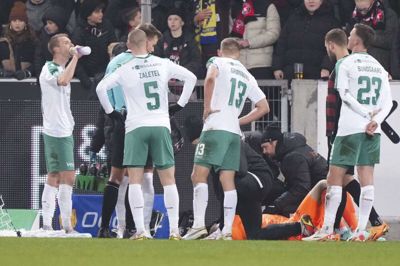 Lucas Lund får behandling under mandagens kamp mod FC Midtjylland. (Arkivfoto).