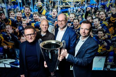 Blue Fox-direktør Torben Skovsgaard (t.v.) løfter Metal Cup-trofæet fra sidste sæson sammen med sine tre nye hovedsponsorer Morten Dilling fra undertøjsfirmaet af samme navn, Lars Breinholdt Andersen fra Jyske Bank og Henrik Kastbjerg fra Itm8.