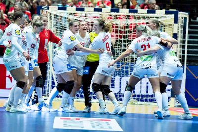 De danske spillere jubler over sejren mod Polen og pladsen i kvartfinalen ved VM.