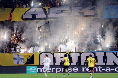 Der bliver ofte brugt masser af pyroteknik, når græske fodboldklubber spiller kampe. Her er det AEK Athens hjemmebanefans, der lyser stadion op til en kamp i Europa tidligere på året. (Arkivfoto).