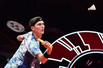 Viktor Axelsen har fredag semifinaleskæbnen i egne hænder i kampen mod Anthony Ginting.
