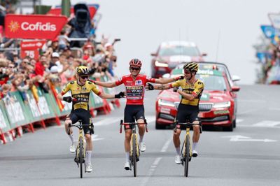 Jonas Vingegaard (tv.), Sepp Kuss (i midten) og Primoz Roglic (th.) sørgede for et rent Jumbo-Visma-podie i dette års Vuelta. (Arkivfoto).