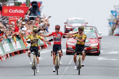 Jonas Vingegaard (tv.), Sepp Kuss (i midten) og Primoz Roglic (th.) sørgede for et rent Jumbo-Visma-podie i dette års Vuelta. (Arkivfoto).